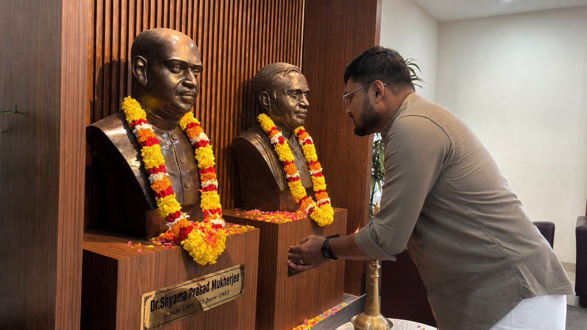 AbhijithrBJP's tweet photo. Paid floral tributes at Mararji Bhavan as part of the 125th birth anniversary commemorations of Bharat Ratna Dr. Syama Prasad Mookerjee, the founder of the Bharatiya Jana Sangh. https://t.co/gfZibeV92U