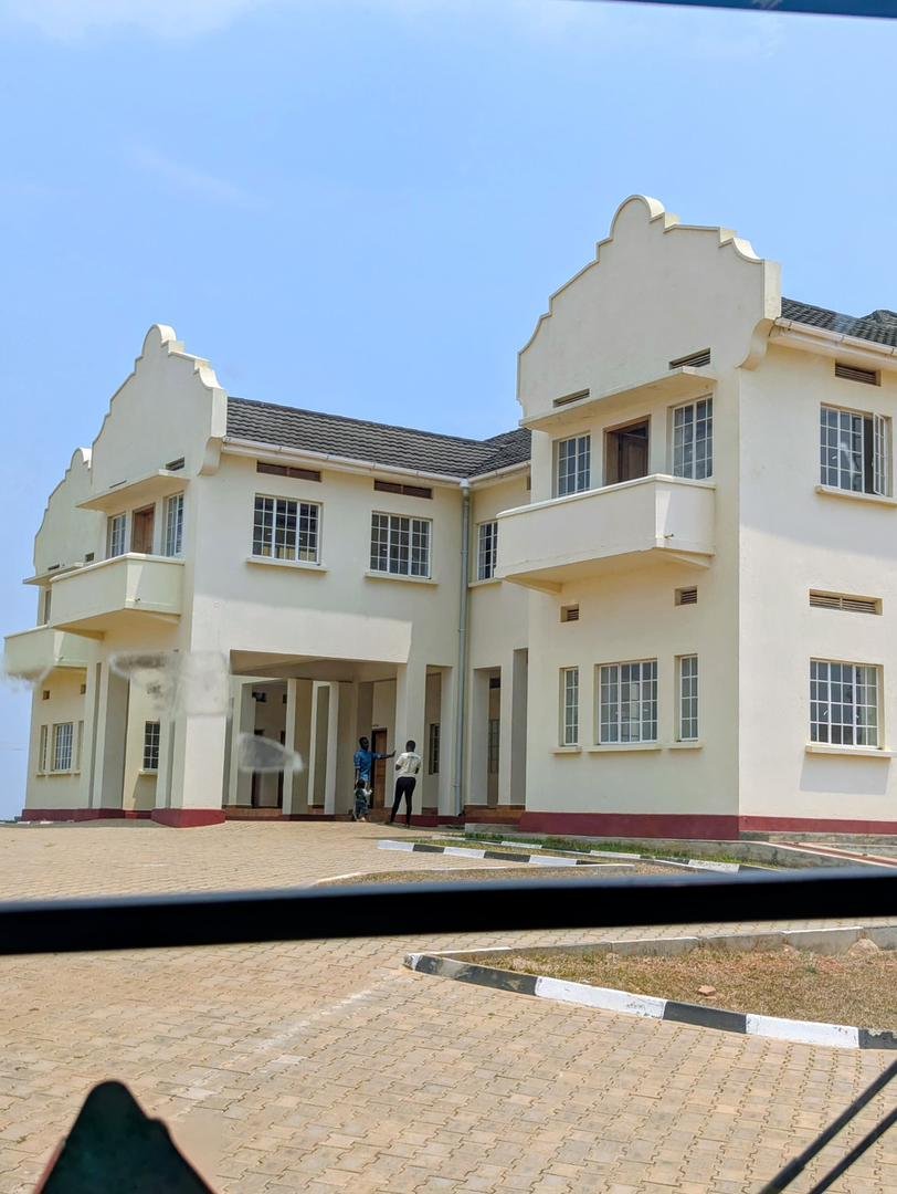 NampaShiba35149's tweet photo. Mugaba Palace stands as a proud symbol of Western Uganda's royal heritage, where history, culture (Banyankole culture), and tradition continue to inspire every visitor. Explore this cultural treasure with @Eshande Safaris. #MugabaPalace   #WesternUganda #CulturalTourism https://t.co/BOKGoMOP0K