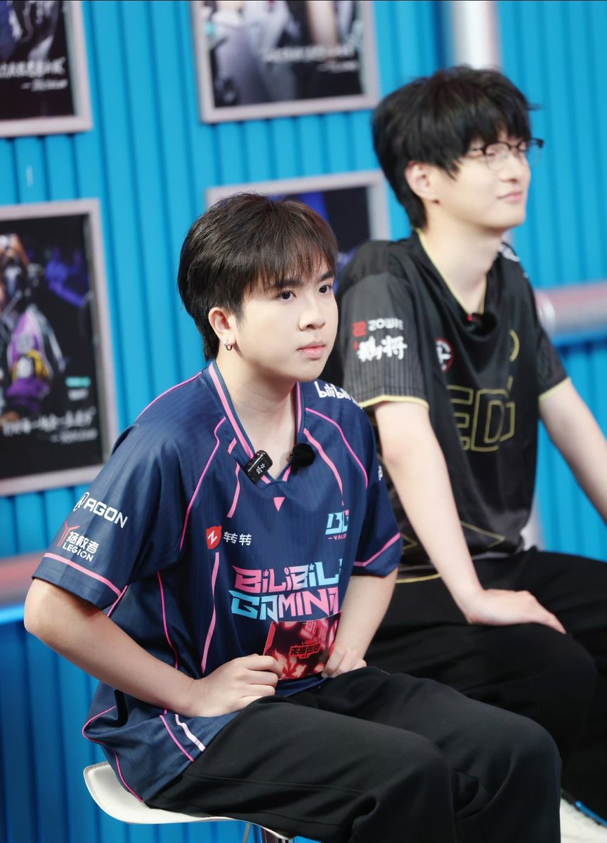 nainaidefu's tweet photo. props to whoever the photographer is for making naifu look like a nervous 10 year old going on tv for the first time https://t.co/Fm61xOuVTF