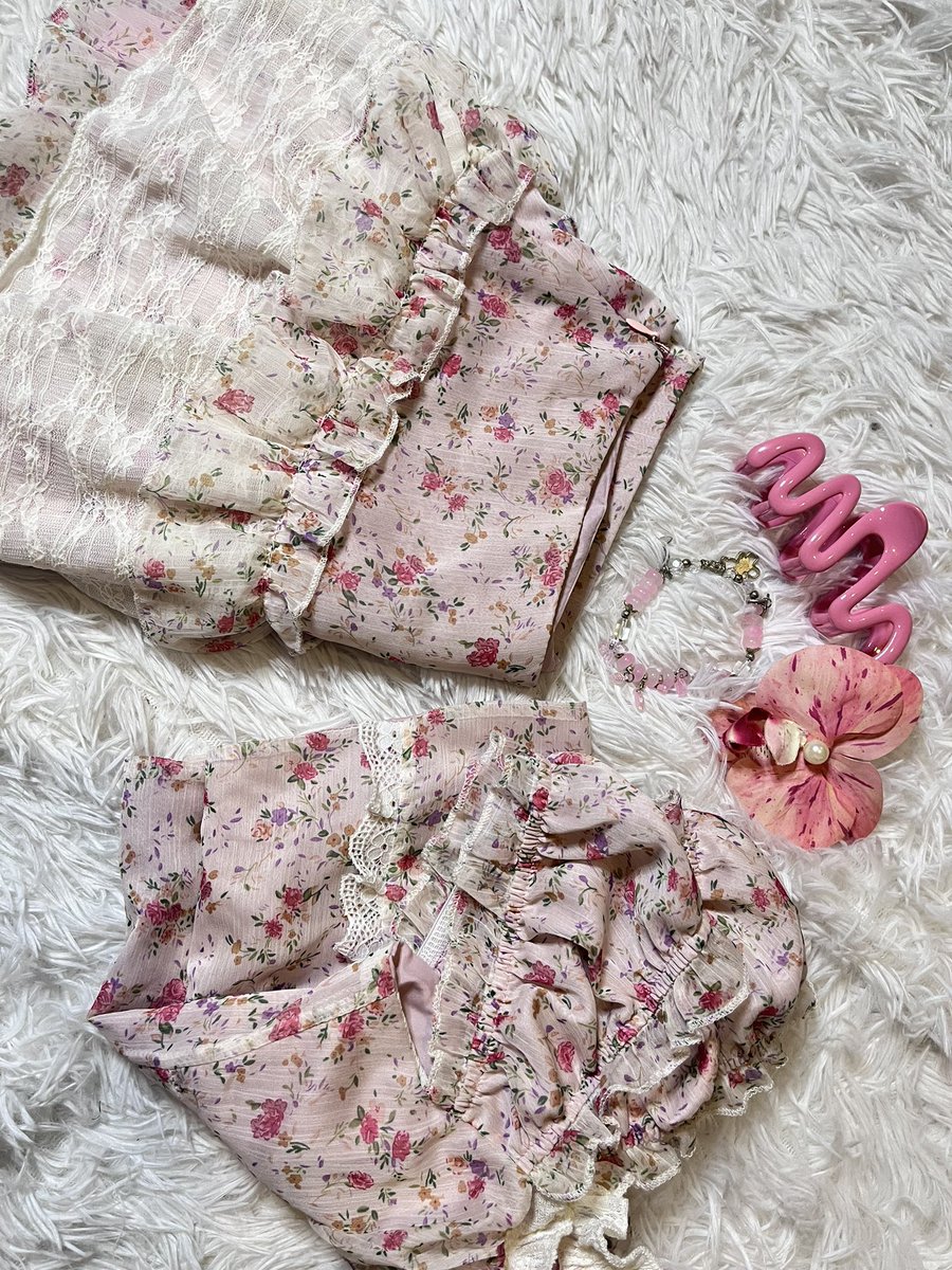 Qwertyu27400498's tweet photo. #D03
౨ৎ เช็ตเสื้อ+กระโปรง🌀
ใส่1ครั้ง

⋆𐙚 ♡ price 289-
- (from 5xx-)

• chest 28-32 inch • waist 24 - 26 inch
(xs,s) https://t.co/AQ9r7D5LXk