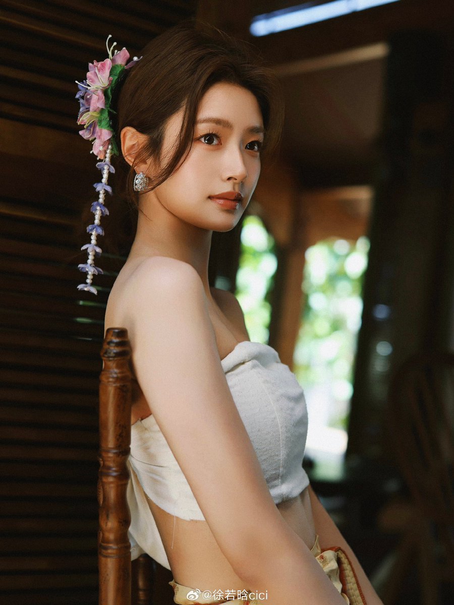 xuruohanarchive's tweet photo. 📸 260706 Xu Ruohan Weibo Update #徐若晗 #XURUOHAN

“leaning back in the damp wooden chair, letting the slightly sweltering heat flow over my head, i saw summer 🍃🍀” https://t.co/gfBOMt8UJt