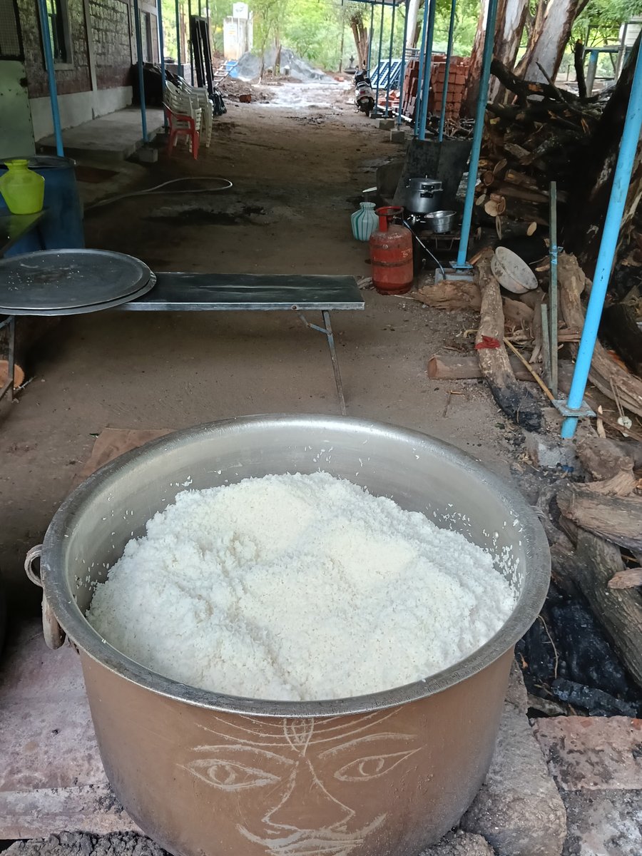 vellingiriswami's tweet photo. 06.07.2026  குருநாதரின் ஜீவசமாதியில் இன்றைய நாள் குருநாதரை தரிசிக்க வரும் பக்தர்களுக்கு பிரசாதம் தயார் செய்யப்பட்டுள்ளது.

#vellingiriswamigal
#vellingiriswami
#vellingiriswamijeevasamathi
#வெள்ளிங்கிரி_சுவாமி
#வெள்ளிங்கிரி_சுவாமிகள்_ஜீவசமாதி https://t.co/0Y4aajk9e4