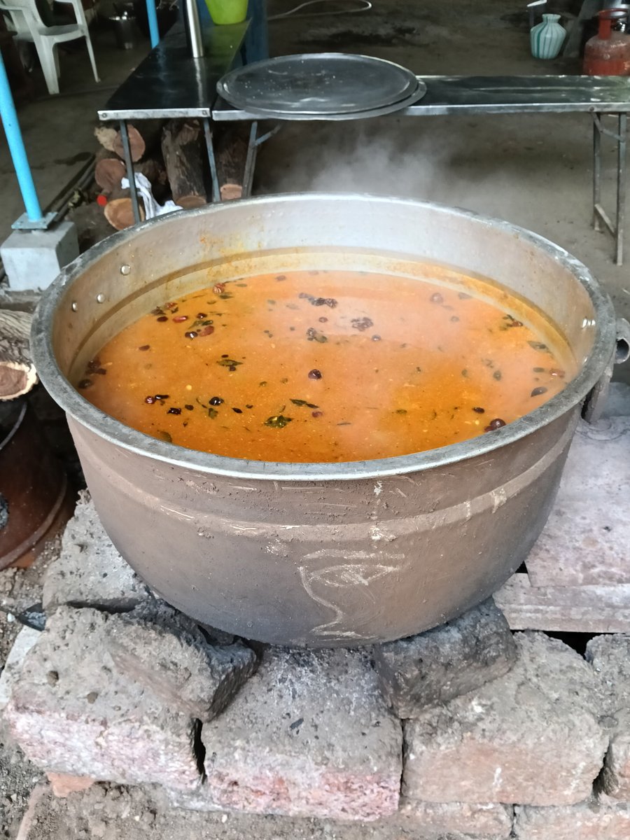 vellingiriswami's tweet photo. 06.07.2026  குருநாதரின் ஜீவசமாதியில் இன்றைய நாள் குருநாதரை தரிசிக்க வரும் பக்தர்களுக்கு பிரசாதம் தயார் செய்யப்பட்டுள்ளது.

#vellingiriswamigal
#vellingiriswami
#vellingiriswamijeevasamathi
#வெள்ளிங்கிரி_சுவாமி
#வெள்ளிங்கிரி_சுவாமிகள்_ஜீவசமாதி https://t.co/0Y4aajk9e4