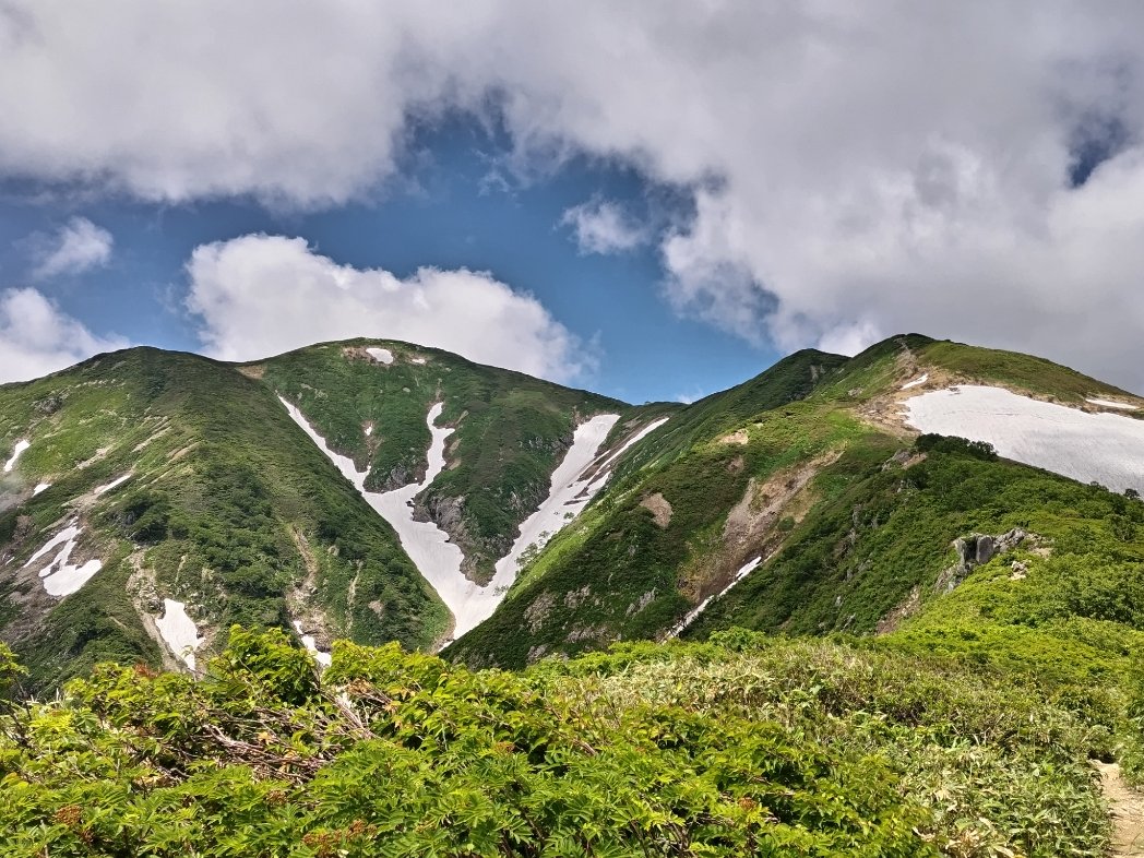CorgiFireweed's tweet photo. 行って来ました朝日連峰　大朝日岳

ゼブラ模様に間に合って嬉しい！
以東岳かっこいい(登ってません)

ヒメサユリが、稜線上に沢山咲きそよぎ、涼しくて最高でした。

山頂直下の雪渓が♥模様。
雪渓は３回程渡りました。
早朝から頑張った甲斐あったよ〜😉 https://t.co/aiUBL6erIR