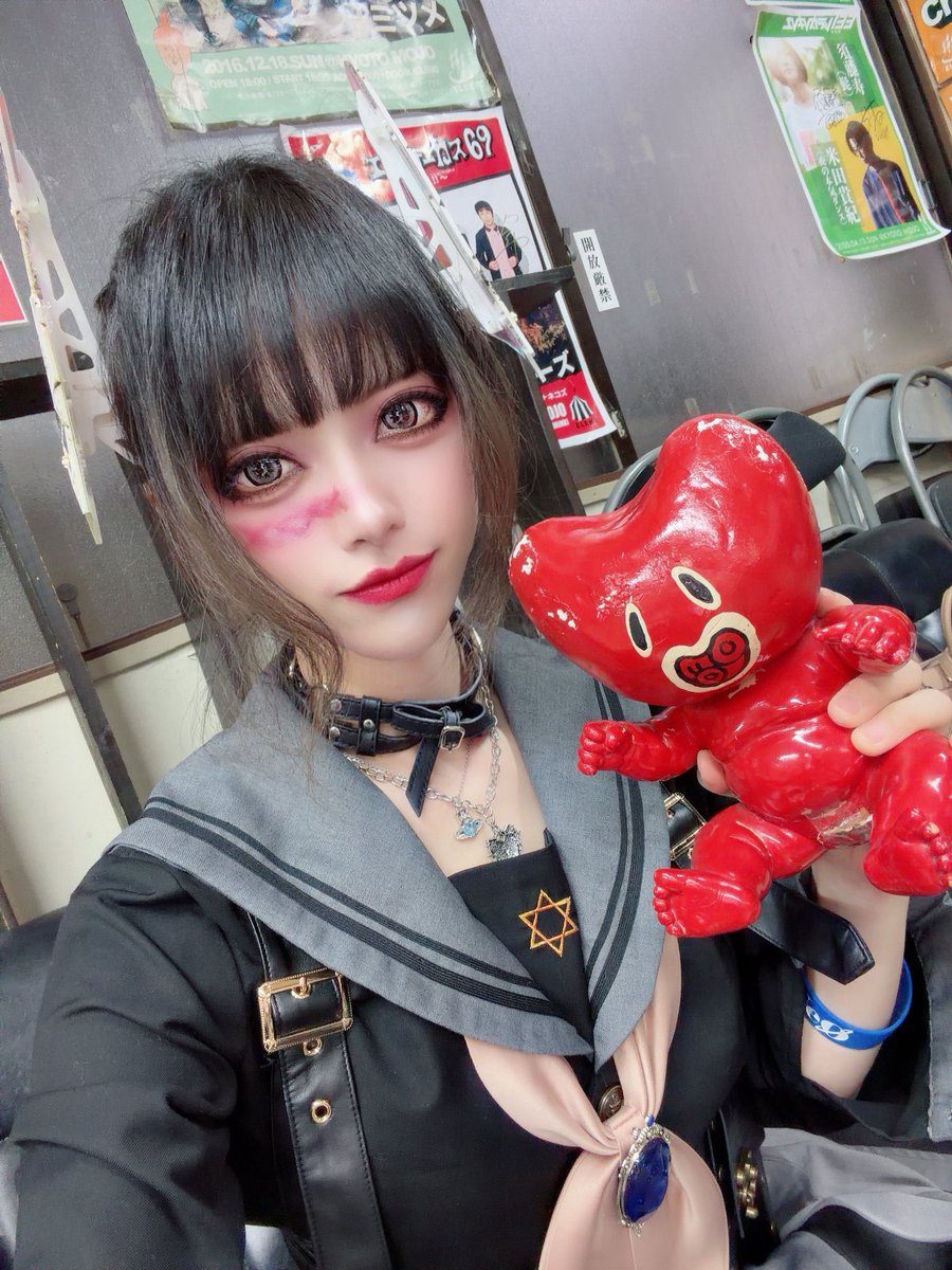 srv500's tweet photo. 昨日のレオト様、本当にめちゃめちゃ可愛いかった〜🥰🙌💕

モージョ君とお友達になったのなら、また会いに来ないとですね！☺️👍✨

再度、京都でライブを見れる事を凄く楽しみにしております😊🎸🎉

#PaleNeØ #パレネオ #REOTO
#レオトマニア #ギター女子 #ガールズバンド https://t.co/Dbdhtoi8wT