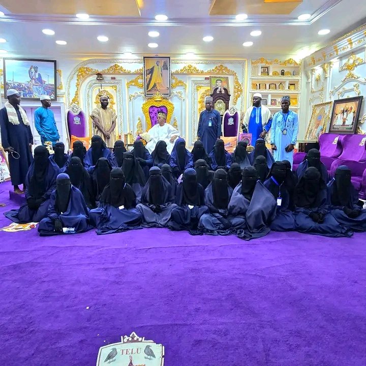 noblesoul19's tweet photo. PHOTO NEWS: 120 Graduating Students of Institute of Ahlus Sunnah Wal Jama'ah, Iwo, Osun State under leadership of Dr. Faadhil Abiola Nurudeen Al-imam paid a courtesy visit to the palace of Oluwo of Iwo after their graduation ceremony yesterday.
-Abdulhakeem Mahmud Raji-Alaufe https://t.co/E61faf9GGN