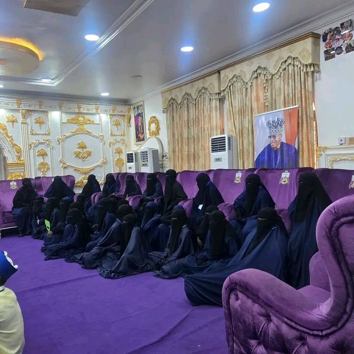 noblesoul19's tweet photo. PHOTO NEWS: 120 Graduating Students of Institute of Ahlus Sunnah Wal Jama'ah, Iwo, Osun State under leadership of Dr. Faadhil Abiola Nurudeen Al-imam paid a courtesy visit to the palace of Oluwo of Iwo after their graduation ceremony yesterday.
-Abdulhakeem Mahmud Raji-Alaufe https://t.co/E61faf9GGN