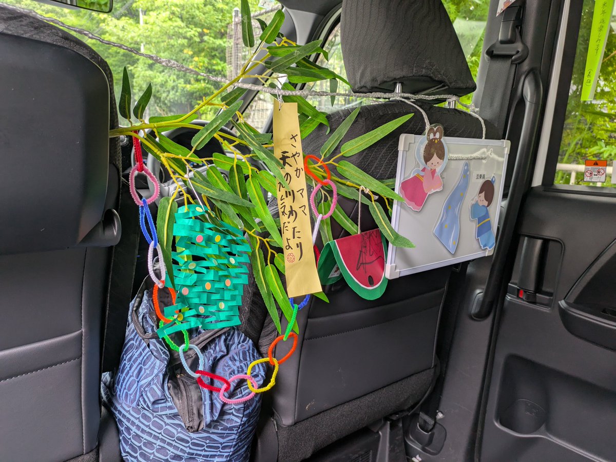asasha1123's tweet photo. 左近山団地内を車で回り、高齢者の移動を助ける「おでかけワゴン」 #七夕 特別号に乗車してきました。
　車内には笹の葉飾りや短冊がきれいに飾り付けられ、乗り合わせた方同士で短冊を見ながら会話が盛り上がっていました。ワゴンは走るサロン（集いの場）としても親しまれています。（あさひ丸） https://t.co/j4MP730oDU