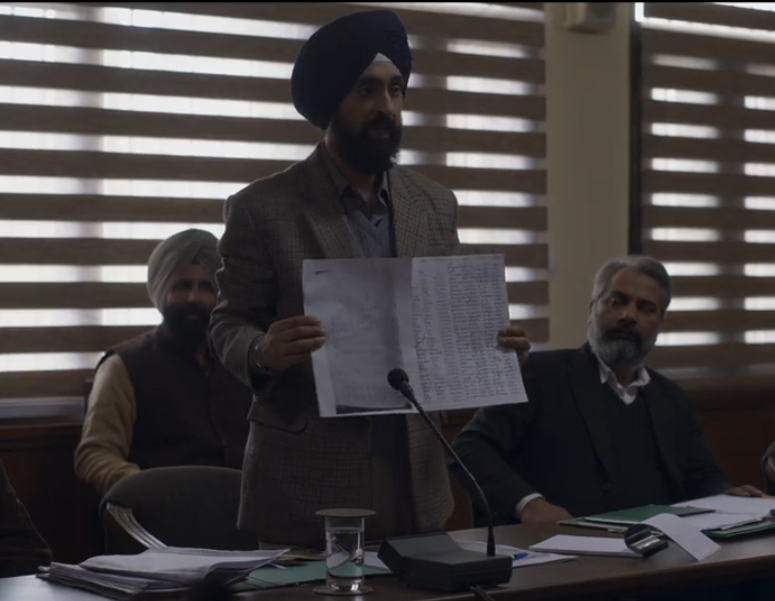 sauravyadav1133's tweet photo. दिलजीत दोसांझ की सतलुज पूरे 2 घंटा 43 मिनट की फिल्म है। इतनी लंबी फिल्म जब OTT पर देखते हैं तो अक्सर आगे बढ़ा-बढ़ाकर देखते हैं लेकिन ये फिल्म इतनी शानदार है एक-एक सीन इतना अच्छा और मार्मिक है कि एक भी सीन से नजरें नहीं हटीं।
दिलजी दोसांझ असल जिंदगी में जितने जॉली नेचर के इंसान हैं उन्होंने फिल्म में जसंवत सिंह के किरदार को उतनी ही सादगी और गंभीरता से निभाया है। शानदार और जरूर देखी जाने वाली फिल्म है कि कोई राज्य जब पुलिस स्टेट बनता है तो उसके नागरिकों को क्या झेलना पड़ता है❓
बस एक बात समझ नहीं आ रही कि ये तो Congress के समय की फिल्म है विरोध तो उसे करना चाहिए लेकिन वो नहीं कर रही है और अब हर तरफ Bजेपी की सरकार है फिर ये फिल्म क्यों बार-बार बैन की जा रही है❓
#Satluj
#diljitdosanjh