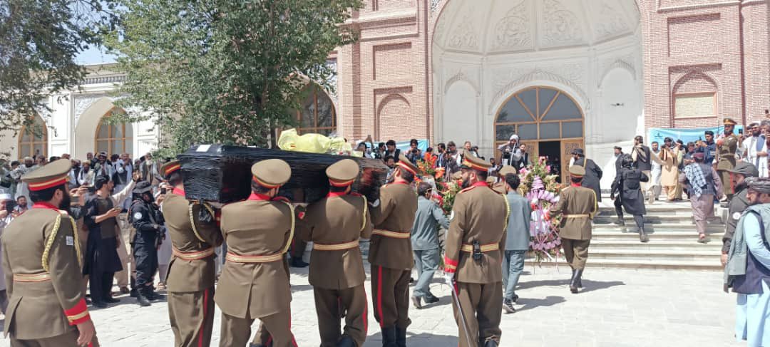 pajhwok's tweet photo. د عبدالاحد مومند جنازه کابل ته راورسېده
د پخواني هوايي ځواک د پیلوټ او ستورمزلي مرحوم عبدالاحد مومند جنازه نن (دوشنبه، د چنګاښ ۱۵مه) له جرمني کابل ته راولېږدول شوه او په عیدګاه جومات کې یې د جنازې لمونځ ادا شو.
ټاکل شوې د هغه مړی د کابل ښار د مرنجان تپې په هدیره کې خاورو ته وسپارل شي.
عبدالاحد مومند لومړنی افغان ستورمزلی و چې په ۱۹۸۸ کال کې یې میر فضايي مرکز ته د سفر پر مهال له ځان سره فضا ته قرانکریم ولېږداوه او هلته یې تلاوت وکړ. هغه  د جون ۲۱مه د ۶۷ کلونو په عمر په جرمني کې ومړ.
