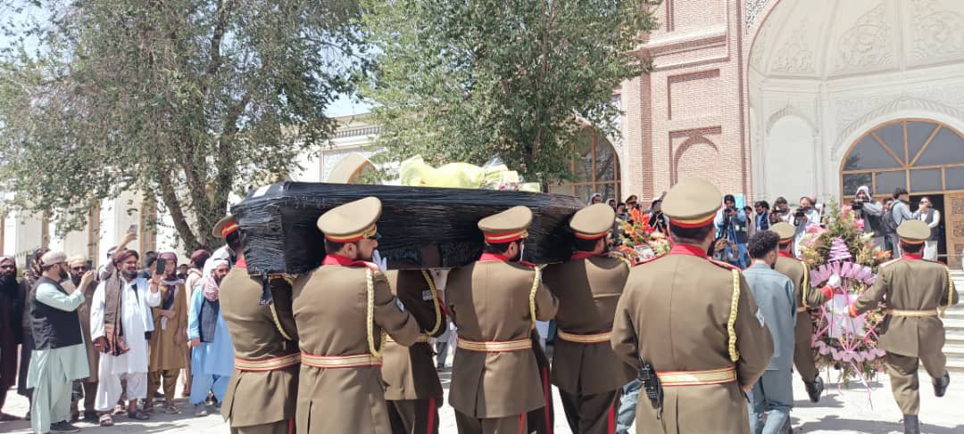 pajhwok's tweet photo. د عبدالاحد مومند جنازه کابل ته راورسېده
د پخواني هوايي ځواک د پیلوټ او ستورمزلي مرحوم عبدالاحد مومند جنازه نن (دوشنبه، د چنګاښ ۱۵مه) له جرمني کابل ته راولېږدول شوه او په عیدګاه جومات کې یې د جنازې لمونځ ادا شو.
ټاکل شوې د هغه مړی د کابل ښار د مرنجان تپې په هدیره کې خاورو ته وسپارل شي.
عبدالاحد مومند لومړنی افغان ستورمزلی و چې په ۱۹۸۸ کال کې یې میر فضايي مرکز ته د سفر پر مهال له ځان سره فضا ته قرانکریم ولېږداوه او هلته یې تلاوت وکړ. هغه  د جون ۲۱مه د ۶۷ کلونو په عمر په جرمني کې ومړ.