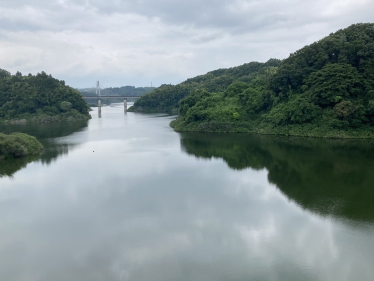 ElmaGehr's tweet photo. 息抜きに、河岸を変えてバーサスリヴァイズ。

設定1比+400枚のスーパーコイン持ち。
適当に流して低貸しで遊ぶ予定でしたが台移動よりかは追うべきだし続けるにも1としか思えないし…
充分勝ったしヤメちゃった🍀

幸い正装(ジャージ)で行ったもので、帰りしなに山や神社を散策してきました。 https://t.co/hFTOOHabAb
