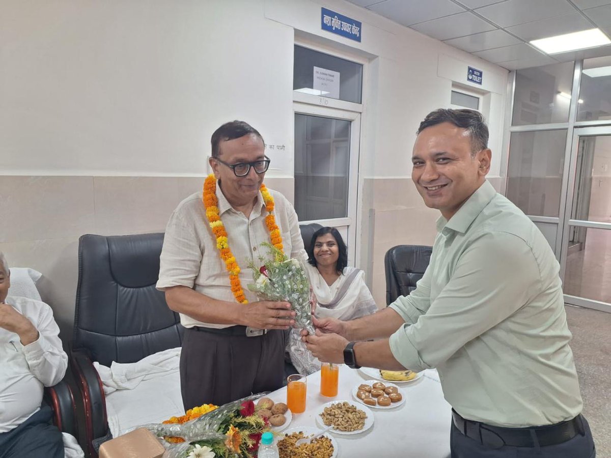 mlnmcprayagraj's tweet photo. #MeUP@MLNMC: Heartfelt farewell to Prof. Dr. V. K. Singh on his retirement after over 30 years of dedicated service. His legacy in patient care, medical education, and psychiatry will continue to inspire. Wishing him a happy and healthy retirement. https://t.co/ycmjizAwjk