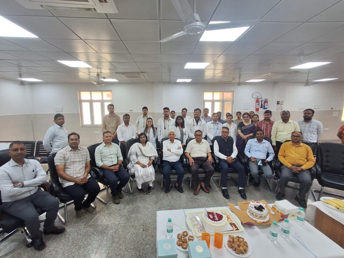 mlnmcprayagraj's tweet photo. #MeUP@MLNMC: Heartfelt farewell to Prof. Dr. V. K. Singh on his retirement after over 30 years of dedicated service. His legacy in patient care, medical education, and psychiatry will continue to inspire. Wishing him a happy and healthy retirement. https://t.co/ycmjizAwjk