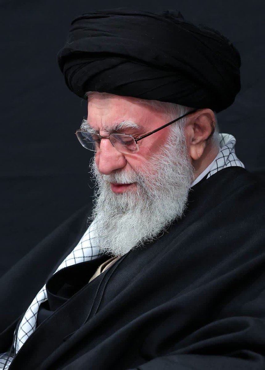 asal951's tweet photo. با تو عهد می‌بندیم که پیامت را به گوش جهانیان برسانیم، تا اندیشه‌ات چراغ دل‌های آزادگان شود و زمینه‌ساز ظهور مولایمان حضرت مهدی عج گردد.
#MartyrKhamenei
#WeMustRise https://t.co/lH0Th3tZRm