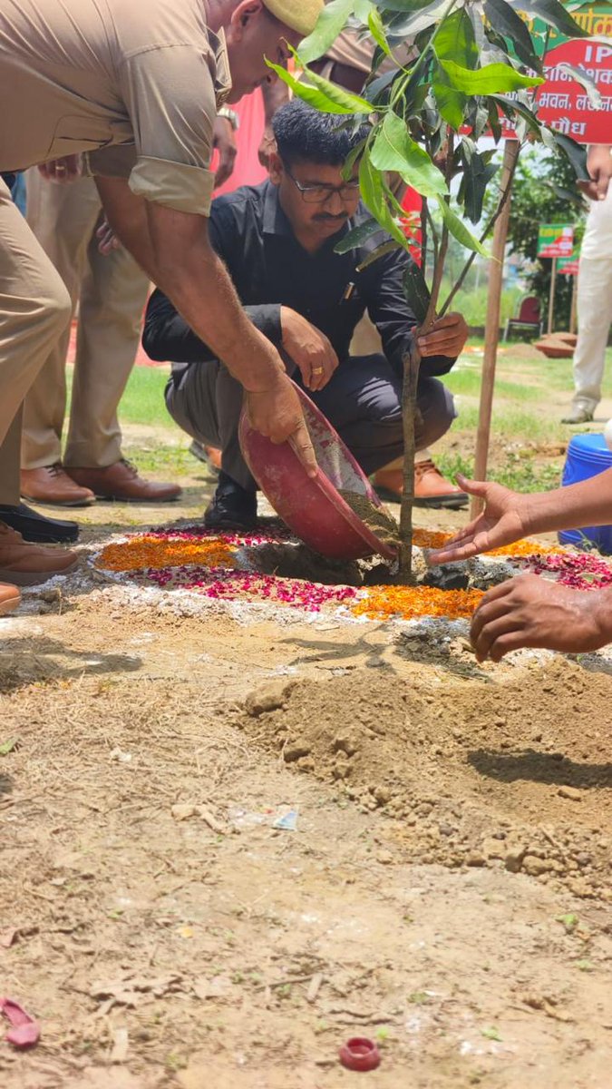 dguppcl's tweet photo. एडीजी श्री रामकृष्ण स्वर्णकार महोदय उ0प्र0 पा0का0लि एवं ए0पी0टी0 हरदोई टीम द्वारा थाना परिसर में वृक्षारोपण किया गया। https://t.co/9GioVB1Txx