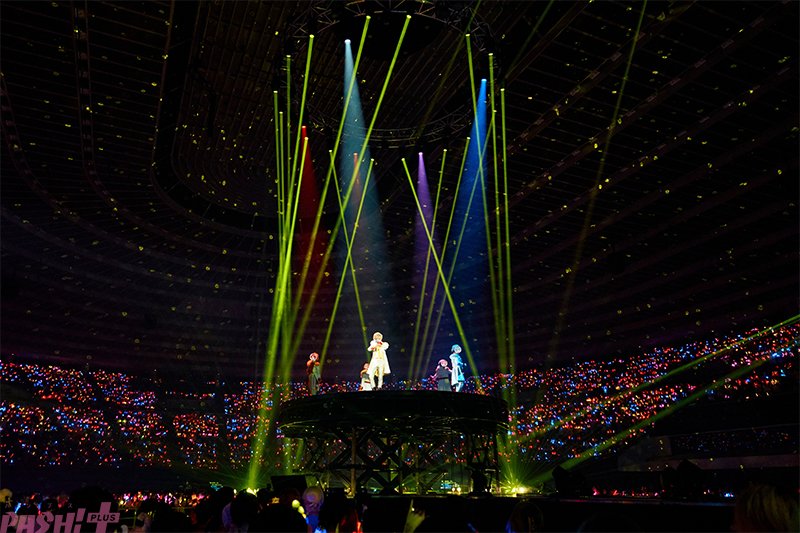magazine_pash's tweet photo. 「すとぷり」ライブでは初となるゴンドラ演出も！ 『すとろべりーめもりー Vol.10th anniversary ～すとぷり ARENA TOUR～』大阪城ホール全3公演を終えて次なる舞台の福岡・東京へ

#すとぷり #すとぷり10周年ライブ

これまでの活動を彩ってきた代表曲に加え、リスナーを「シンデレラ」に重ねた結成10周年記念曲『シンデレラへ。』や、TikTokでも話題を集めている最新曲『イヤイヤ星人』などを披露！