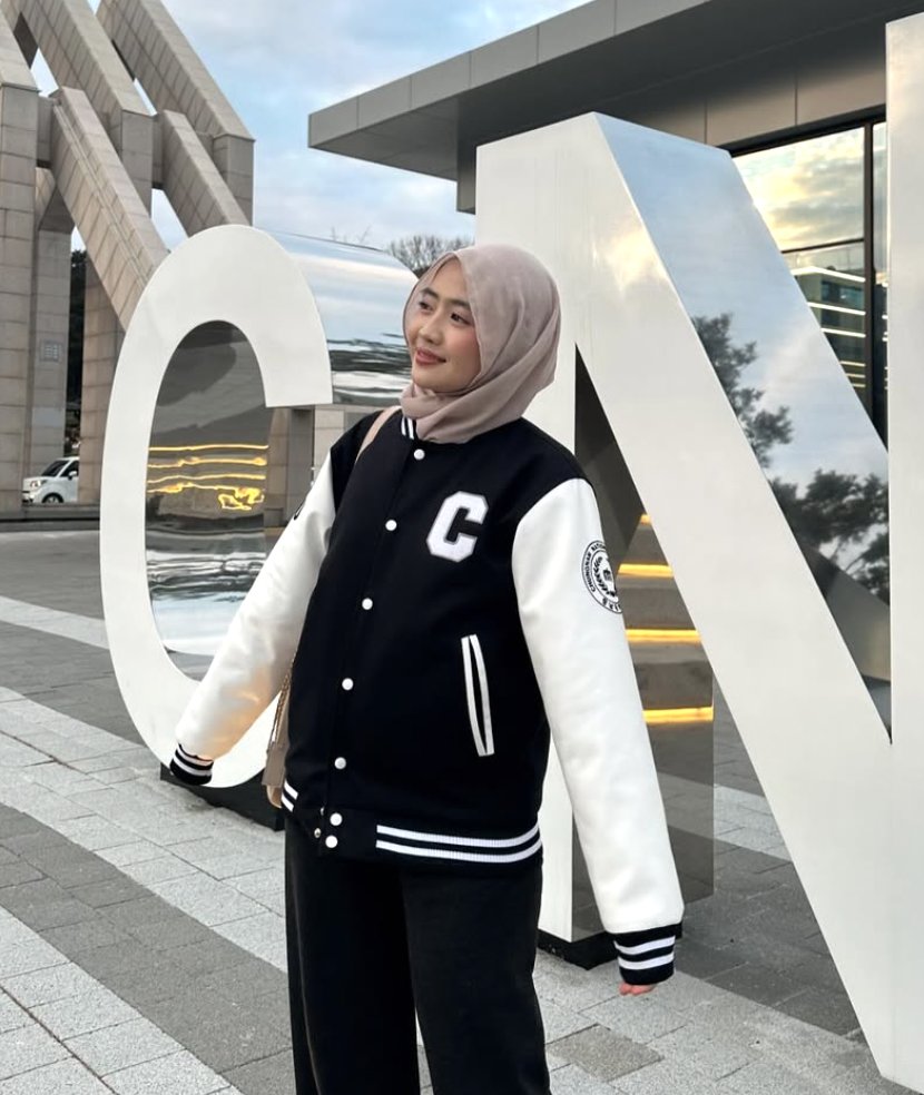 insidefolkative's tweet photo. Profil Aisha Nadine Sharikha, mahasiswi IPB yang berhasil mengoleksi 120+ medali dari berbagai Kejuaraan Memory tingkat nasional dan internasional, yang kini jadi salah satu peserta Clash of Champions season 3: 

- Meraih gelar Grand Master of Memory (GMM) Level 3.

- Mengoleksi 120+ medali dari berbagai Kejuaraan Memory tingkat nasional dan internasional.

- Diakui sebagai salah satu peserta dengan kemampuan memori tingkat tinggi melalui berbagai tantangan menghafal angka, nama, dan informasi kompleks dalam waktu singkat.

- Public Relations WAYS (Wonderful Achievement for Young and Special Generation) by KRSB IPB (2022).

- Merupakan kakak dari Nadia, peserta Clash of Champions Season 2.

- Aktif membagikan edukasi tentang teknik meningkatkan daya ingat, termasuk melalui talkshow "How to Become a Memory Master."
