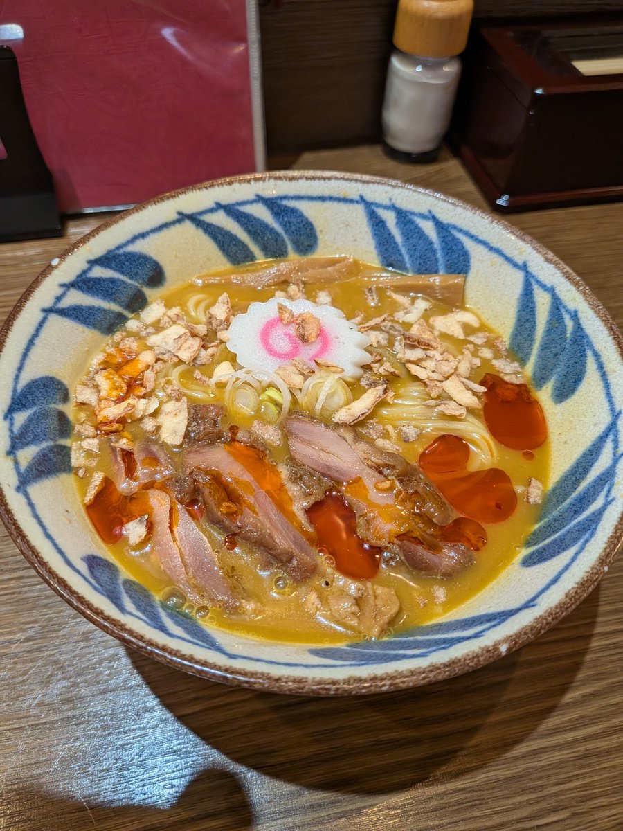 yuya_konishi's tweet photo. 麺やひなたにて10食限定の冷やしカレーらーめんの名物BIG !!唐揚げセットを食べました!程よくスパイスの効いた冷え冷えのカレースープに冷たい水でしっかり〆られたパツパツ細ストレート麺が絡みめちゃくちゃ旨い!親鶏チャーシューは噛めば噛む程旨味が出てきます。
唐揚げはカリッジュワで最高! https://t.co/vKYs5UQWwR