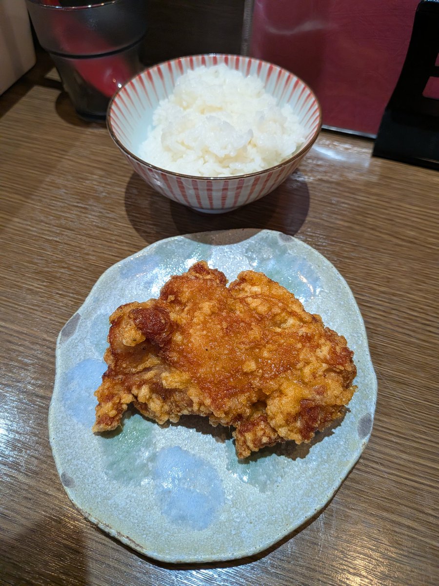 yuya_konishi's tweet photo. 麺やひなたにて10食限定の冷やしカレーらーめんの名物BIG !!唐揚げセットを食べました!程よくスパイスの効いた冷え冷えのカレースープに冷たい水でしっかり〆られたパツパツ細ストレート麺が絡みめちゃくちゃ旨い!親鶏チャーシューは噛めば噛む程旨味が出てきます。
唐揚げはカリッジュワで最高! https://t.co/vKYs5UQWwR