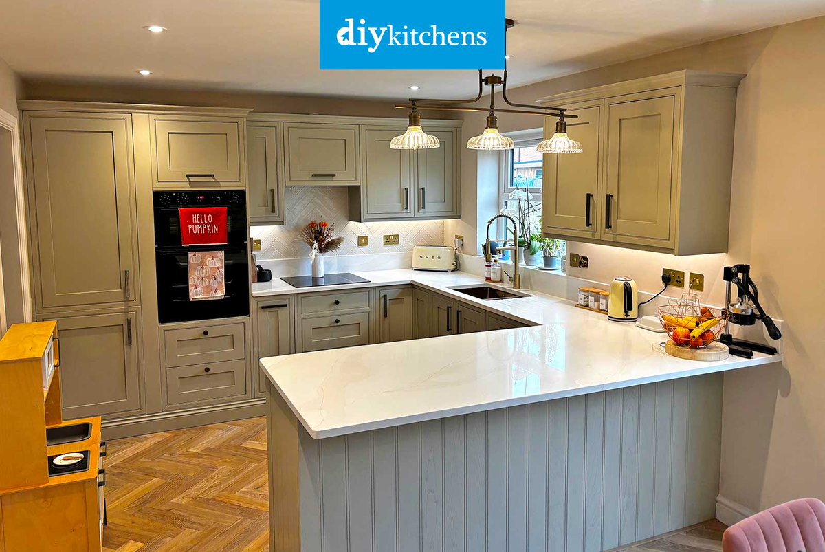 DIY_Kitchens's tweet photo. 🌟 Laura from Stratford shows us her completed Innova Helmsley Dakar Inframe #kitchen, supplied by DIY Kitchens (Ref:4419) - https://t.co/lMhkfaX2cQ

Visit https://t.co/mDGIyY2X5f to see how much you could save on your dream kitchen! 

#helmsley #inframekitchens #kitchens https://t.co/1yFcDm2Tzr