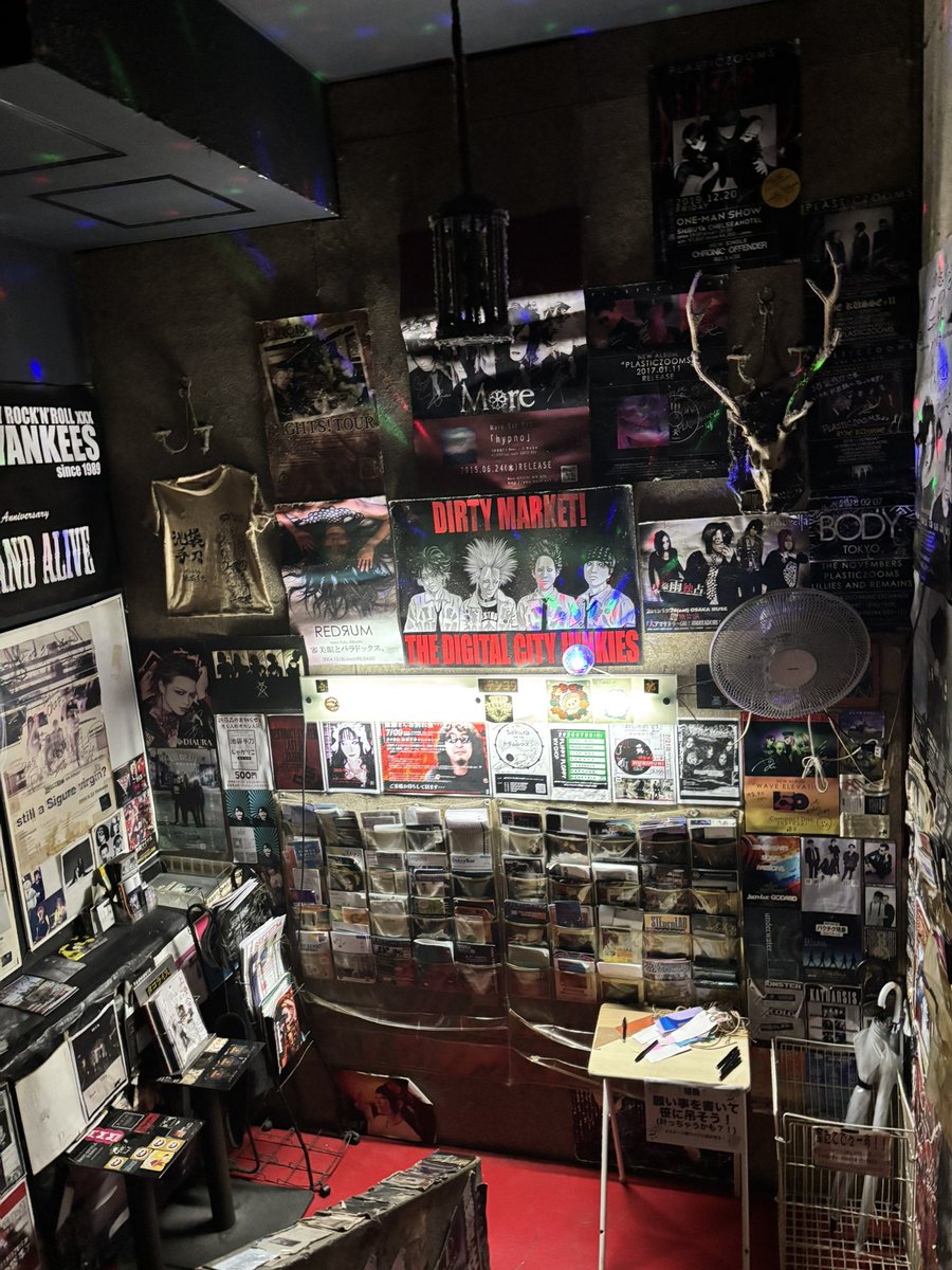 mijinkokoubou's tweet photo. 昨夜！ほぼ1年ぶりに
ARKHAM TONIGHT in 池袋CHOP
ライブ🎸ソリッドで粒立った演奏🎶
ストイックに紡がれた魂のサウンド
(J-WAVEのロックライブのCM⁇)
セッション素晴らしかったです‼︎
#ARKHAMTONIGHT 
#池袋手刀 https://t.co/NubBPvABlN