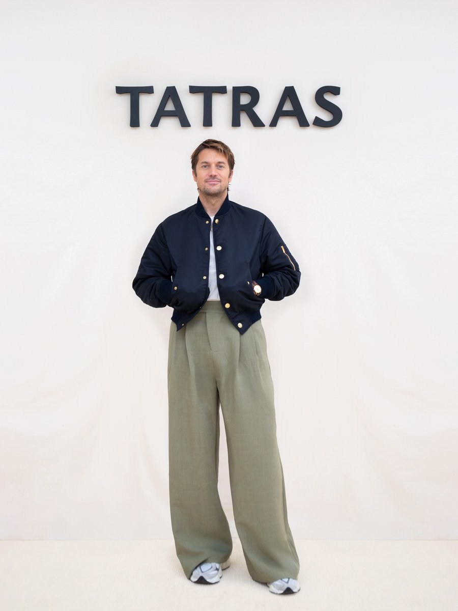 tatras_official's tweet photo. タトラス2027年春夏プレゼンテーション

Lucas Bravo、Ines Rau、Alberto Malanchino、Giovanni Buselliをはじめ、各国から集まったゲストにご来場いただき、海が生み出す力と、その動きに呼応するマテリアルから着想を得た空間で、最新コレクションの世界観をご体感いただきました。

▼詳しくはこちら
https://t.co/rR1s9DpwR0