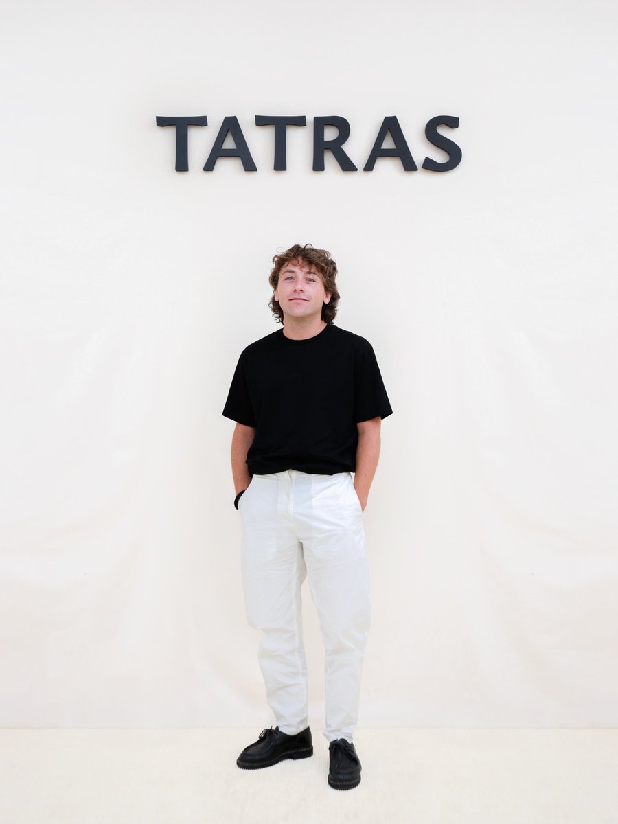 tatras_official's tweet photo. タトラス2027年春夏プレゼンテーション

Lucas Bravo、Ines Rau、Alberto Malanchino、Giovanni Buselliをはじめ、各国から集まったゲストにご来場いただき、海が生み出す力と、その動きに呼応するマテリアルから着想を得た空間で、最新コレクションの世界観をご体感いただきました。

▼詳しくはこちら
https://t.co/rR1s9DpwR0
