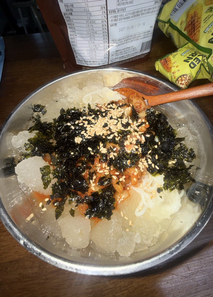 kune_S2's tweet photo. 잠만 나 실수로 김치말이국수 너무 많이 만들어버림 https://t.co/zrrsPv8KGV