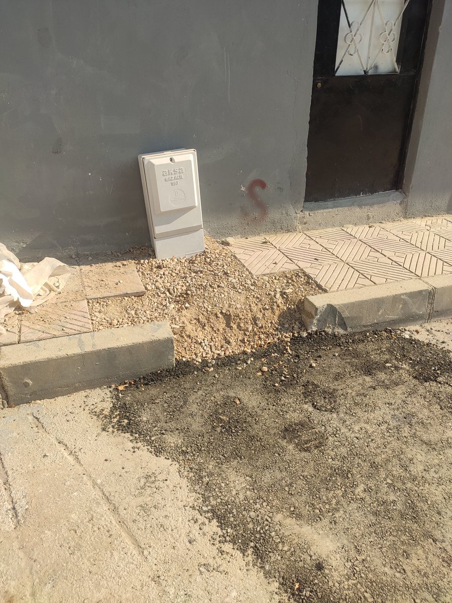 la_diyorum's tweet photo. Sokağımız HİNDİSTAN'A dönmüş haberiniz var mı?
Kaldırımlar yarım bırakılmış
Asfalt yarım kalmış
Malzemeler etrafa saçılmış
Temizlik dahi yapılmamış

Bir aydır bu şekilde yaşıyoruz 
https://t.co/CaHUlRtUhb
https://t.co/CaHUlRtUhb https://t.co/d2PPSBl985