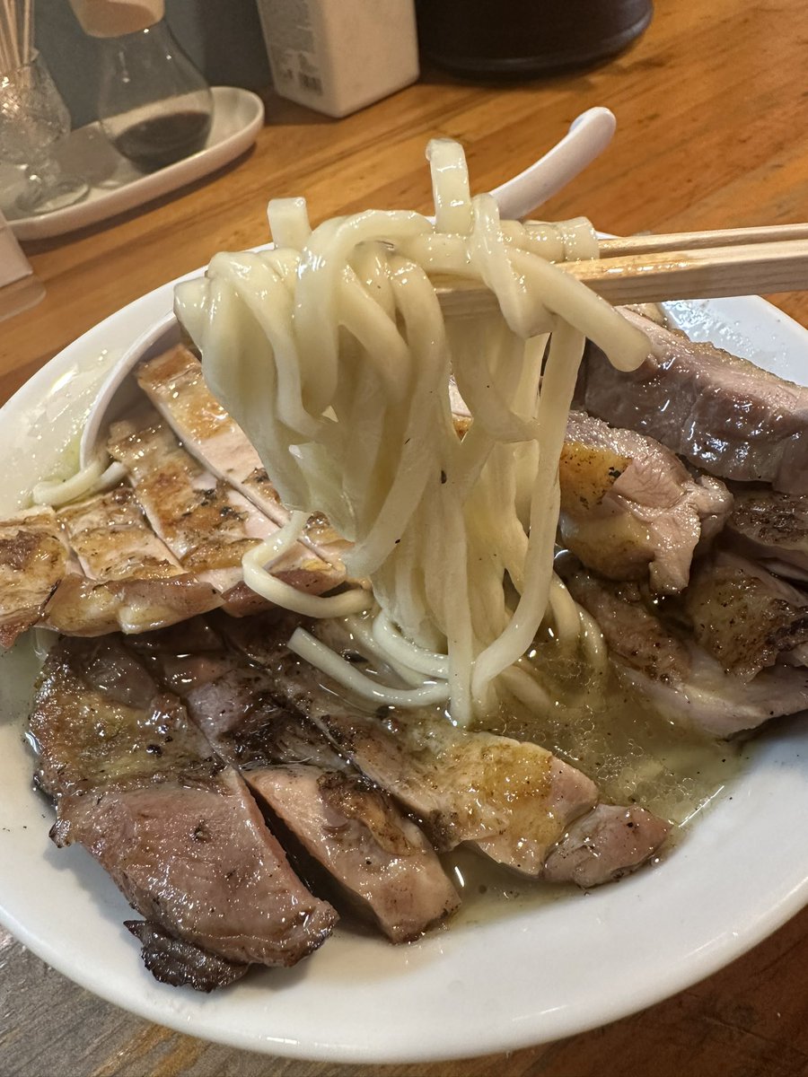 H2Gamemania's tweet photo. 7月6日のランチは、大阪府東大阪市にある　#極汁美麺umami さんへ。

#地鶏チャーシュー麺 (黒さつま鶏 もも &amp; むね)

約5ヶ月ぶりに食べられたビックチキン。しかも黒さつま鶏のモモとムネの1枚肉を贅沢にもトッピング😍

#炭火焼きハラミ丼 も一緒に食べちゃいました。

美味しゅうございました☺️ https://t.co/9xJ3B3O9ZV