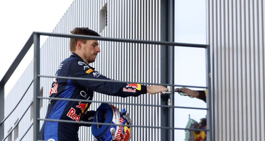 F1Krampon's tweet photo. 😤 Max Verstappen, Red Bull'a öfkeli:

"Bu işin içinde olmak, bununla bağım olsun istemiyorum artık."

▫️ Max, yarışın ardından doğrudan motorhome'una gidip kendini içeri kilitledi. Mekies ise arkasından gitti:

"Sorunu konuşmak için yarıştan hemen sonra yanıma geldi ama bu yeni bir şey değil. Sonuç ne olursa olsun, bir yarıştan sonra her zaman bir araya geliriz. Şu an için çok fazla şeyin ters gittiği ortada. Bu tek bir kişinin hatası değil; herkes için can acıtıcı bir durum."

[📰 https://t.co/h5juN0t6pt]
