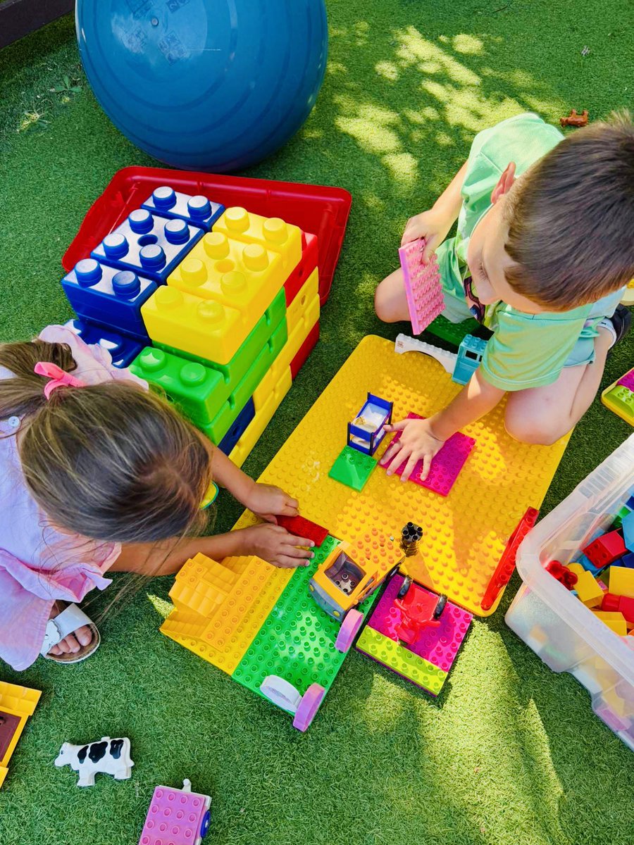 AmiciDellaPedia's tweet photo. Sotto il sole della domenica, il Parco #GiCoBe si accende di risate e avventure in famiglia 😍
Tra un pezzetto di costruzione e l’altro, nascono sorrisi genuini e legami autentici.
Un’infanzia felice è fatta di questi momenti preziosi❣️
#Esserci #AmiciDellaPediatria https://t.co/zzv0xch9sm