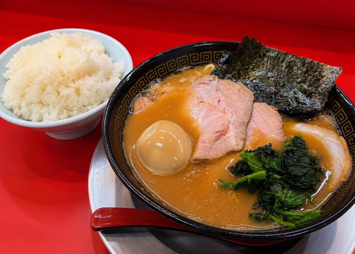 sakuchan_ramen's tweet photo. 🍜【猿でもわかるわ】
【SARUチャーシューメン 玉子入り】

🎉㊗️1周年おめでとうございます🎉

周年限定で復活した安子さんの家系ラーメンをいただいてきました🍜

食べた瞬間に思ったのは、
「やっぱり安子さんのラーメンは美味しい🥲」

家系らしい満足感がありながら重たすぎず、
ごはん大までしっかり楽しめる一杯でした🍚

周年限定の記念カード、1周年Tシャツ、
黒い丼の特別感のある演出も素敵✨

好きなお店の周年に行くたびに思うのは、お客さんとして応援できるカタチのひとつは「通い続けること」なんだろうなということ。

これからも美味しい一杯を楽しみに、応援しています🐵🍜