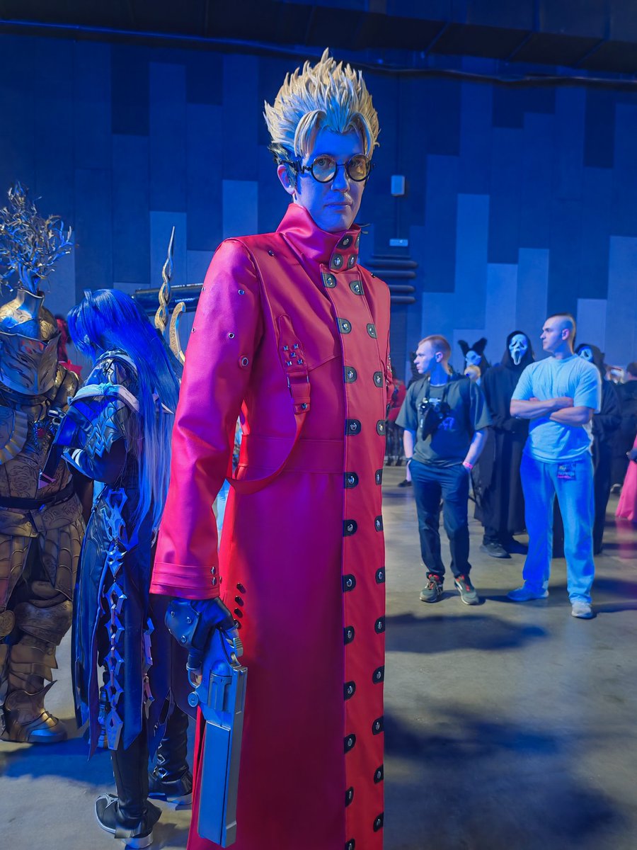 ezingrin's tweet photo. OMG! I found Vash for my Nicholas! It will be legendary! (when I'm done with the costume alterations and repairs) https://t.co/TXMCo4OB7h