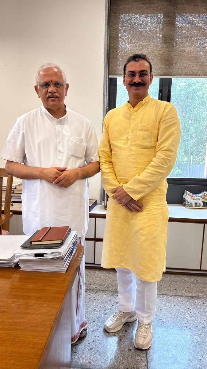 ITarunRathi's tweet photo. आज नई दिल्ली स्थित भाजपा कार्यालय में पार्टी के राष्ट्रीय संगठन महामंत्री आदरणीय श्री बी एल संतोष जी (@blsanthosh) से सप्रेम भेंट कर उनका प्रेरणादायी मार्गदर्शन प्राप्त किया।
@BJP4India @BJP4UP @upwestbjp @BJP4Maharashtra 

#भारतीय_जनता_पार्टी #BJP #Bhartiya_Janta_Party #भाजपा https://t.co/6MmpzBkzzE