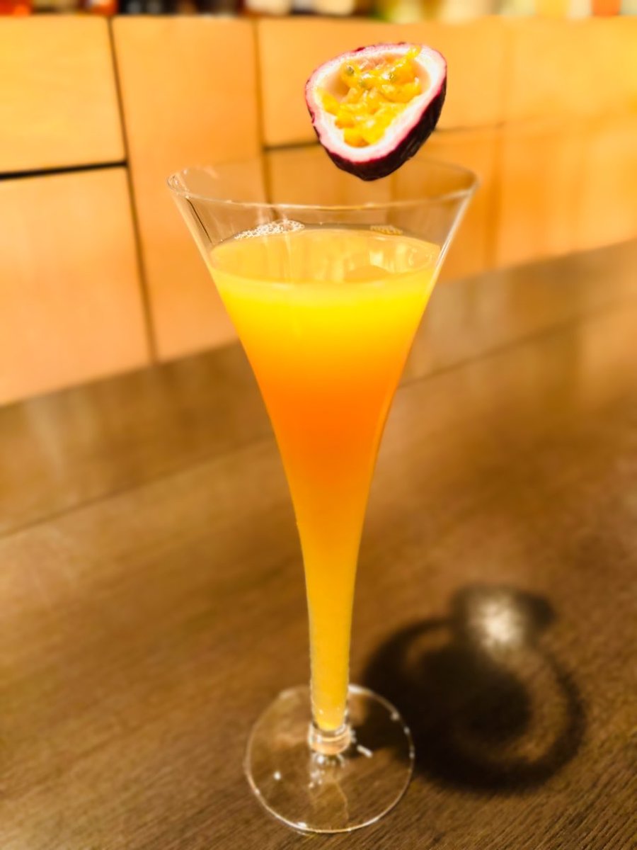barvizio's tweet photo. パッションフルーツのカクテル
今年は沖縄産のパッションフルーツです。
爽やかな南国の香りです✨
#パッションフルーツ
#パッションフルーツカクテル
#あだち農園
#宇部新川
#バーの街宇部 https://t.co/xV2MmdWYC8