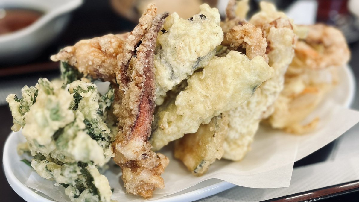 yoco_oga's tweet photo. 近所の蕎麦屋のゲソ天と板そば
満腹すぎて晩ご飯食べれない〜とか言っときながら枝豆とビール買って帰宅 https://t.co/SHfxE9ijLP