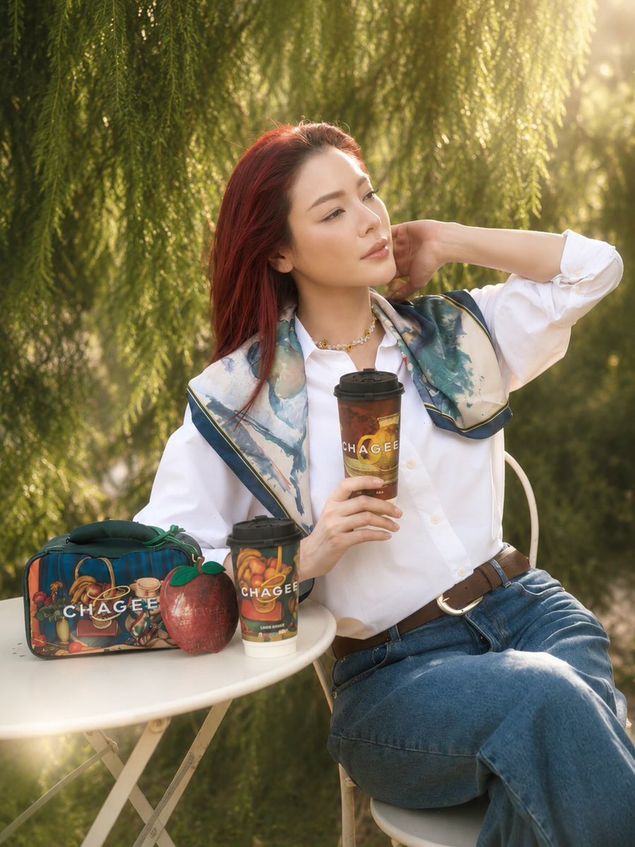fayemilypubph's tweet photo. Thanks to Faye, we finally gave CHAGEE a try—and now we totally get the hype! 🤍🍵
We supported the campaign by ordering the drink that Faye is endorsing, and of course, we had to get the exclusive shawl too! ✨
If you're still planning to get yours, it's available via Grab from selected CHAGEE branches. Just a heads-up though—almost all branches are already sold out because of the overwhelming demand! 💚
Congratulations, our dear Faye @malisorn00! 💛🌻
Your influence is truly amazing. PH Fayemily 🌻🇵🇭 is happy to support you, always! 🎉
#FayePeraya #SipANewClassic
#CHAGEEAppleEnglishBreakfast
#CHAGEETH #CHAGEEPH #CHAGEETOGETHER