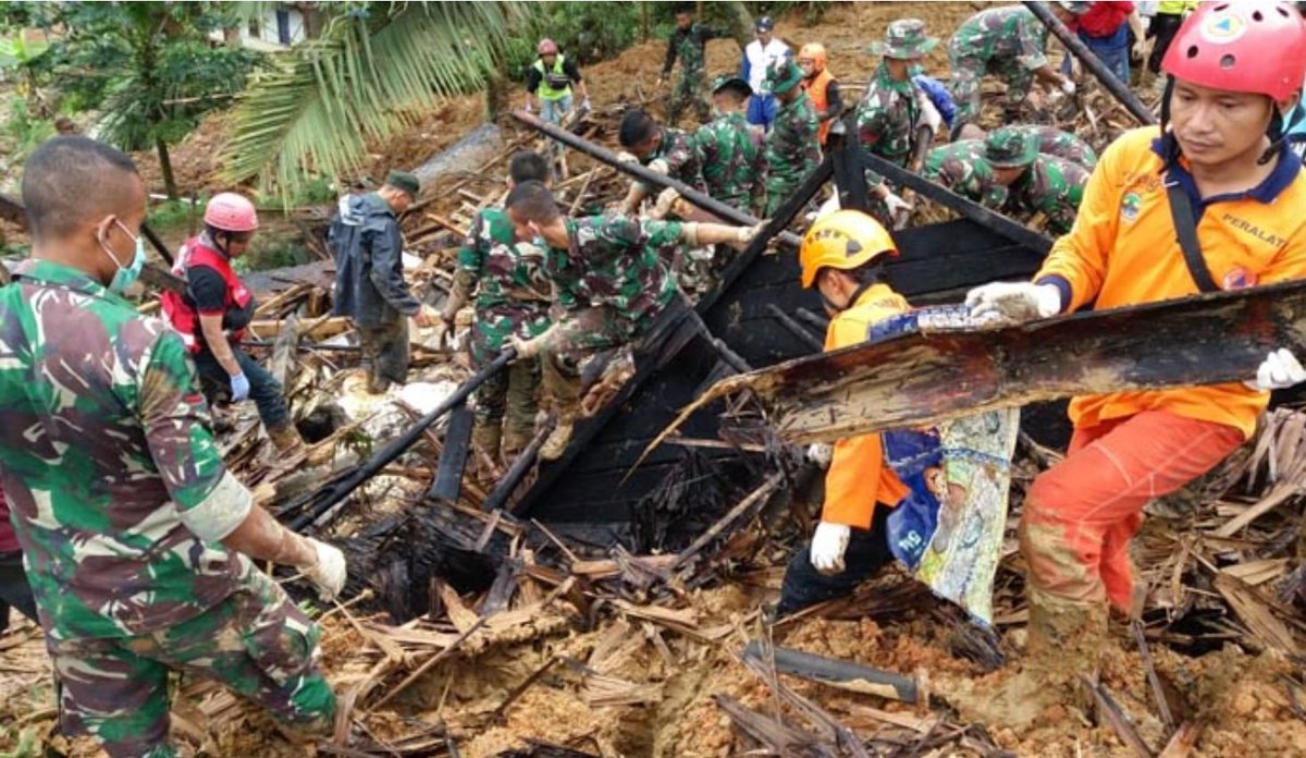 ad_adelard's tweet photo. TNI juga mendidik anak-anak di sekolah pelosok dgn penuh keikhlasan.
Hadir Sampai Pelosok https://t.co/slIieoXE2V