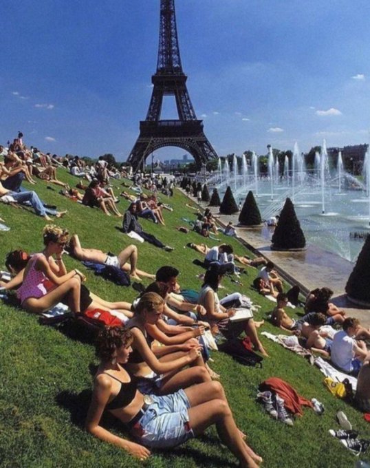 AfgZoroastrian's tweet photo. Paris, 1980.
The fountains of the Trocadéro.
Just a sudden urge to cry. 😔🙏 https://t.co/ZCKWUqx4e6