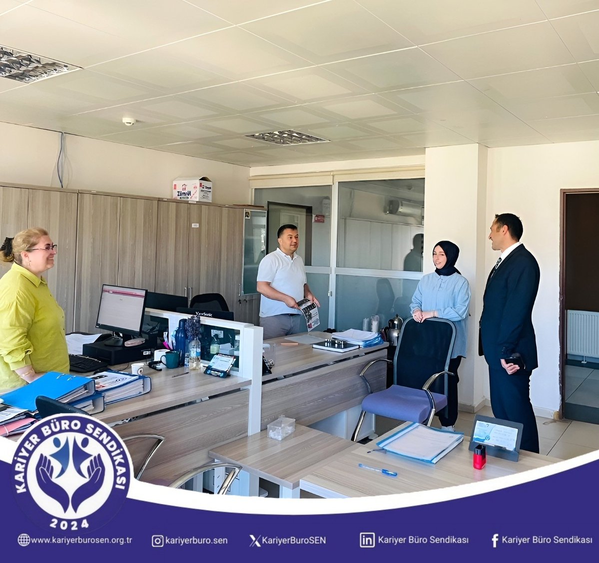 KariyerBuroSEN's tweet photo. Genel Başkanımız Sayın Tolga AKGÜL ve Genel Başkan Yardımcımız Sayın Aykut EMİRAHMET'in katılımlarıyla Bingöl programı kapsamında Bingöl Defterdarı Sayın Veysel UÇUR makamında ziyaret edilmiştir.

Programın devamında Bingöl Defterdarlığında görev yapan çalışma arkadaşlarımızla bir araya gelinerek sendikamızın hak temelli sendikacılık anlayışı hakkında bilgilendirmelerde bulunulmuş; meslektaşlarımızın değerlendirmeleri, önerileri ve beklentileri dikkatle dinlenerek verimli istişareler gerçekleştirilmiştir.

Her ziyaret, meslektaşlarımızla kurduğumuz bağı daha da güçlendiren ve ortak hedefler etrafında kenetlenmemizi sağlayan kıymetli bir buluşmadır. Nazik ev sahipliği, samimi ilgileri ve misafirperverlikleri dolayısıyla tüm çalışma arkadaşlarımıza teşekkür ediyoruz.

#KariyerBüroSendikası
#KariyerBüroSen