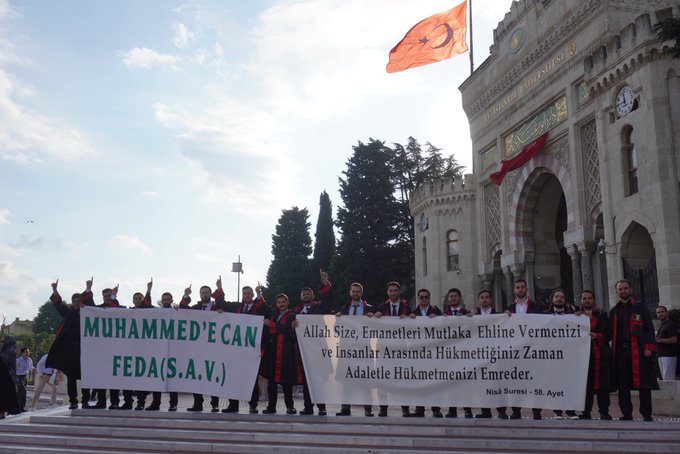 MuslimNewsTR's tweet photo. 🔴 İstanbul Üniversitesi Hukuk Fakültesi öğrencileri, mezuniyet töreninde Nisa Suresi 58. ayetin ve 'Muhammed'e (sav) can feda' yazısının yer aldığı pankartlar açtı.