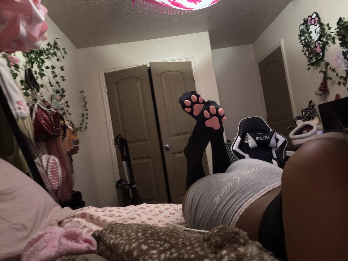 pureddlg's tweet photo. cute litle pawz!!!  #paws #egirl #cutecore https://t.co/ehch3X0JOS