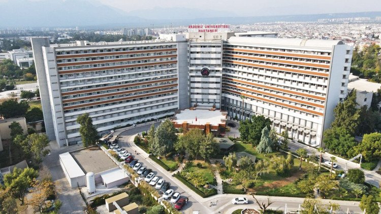 PiyasaTturkiye's tweet photo. 🔴 Doktarlara milyon dolarlık borsa tokadı.

📍Akdeniz Üniversitesi Hastanesi'nde görev yapan öğretim görevlisi Fatih A.'nın, "ABD borsasında yüksek kazanç" vaadiyle sağlık çalışanlarını milyonlarca lira dolandırdığı iddia edildi.

📍İddiaya göre geliştirdiğini söylediği algoritma ve uygulamayla Amerikan borsasında döviz bazlı, yüksek ve risksiz kazanç vaat etti.

📍Akdeniz Üniversitesi, Antalya Eğitim ve Araştırma Hastanesi ile Antalya Şehir Hastanesi'nden çok sayıda sağlık çalışanının sisteme dahil olduğu öne sürüldü.

📍Mağdurlar arasında ünlü cerrahlar da bulunuyor.

📍Mağdurlar arasında yer alan ünlü cerrah A: “Fatih A. isimli şahsı 25 yıldır tanırım. Akdeniz Üniversitesi’nde anestezi teknikeri olarak göreve başladı, daha sonra öğretim görevliliğine kadar yükseldi. Elimizde büyüdü diyebilirim. Bir gün bana geldi ve bir yazılım yaptığını, bu yazılım sayesinde Amerikan Borsası’nda güvenli ve kazançlı alım satım yaptığını söyledi. Aynı sistemi çevremizdeki birçok hekim arkadaşıma da anlatmış. Kendisi akademisyenler arasında son derece güvenilir olarak tanındığı için farklı hastanelerden birçok sağlık çalışanı bu şahsa yüklü miktarda para vermiş. Öyle ki bazı arkadaşlarımız evini ipotek ettirip kredi çekerek bu şahsa para verdi. Ben de bu sisteme dahil olanlar arasındayım. Fatih, ‘Paranız enflasyon karşısında erimesin. Döviz bazlı yurtdışı borsası var. Ama gece oynanıyor. Siz iş yoğunluğundan yapamazsınız’ diyerek beni ikna etti. Ayrıca bir algoritma oluşturduğunu, bu sayede hiç kaybetme riski olmadığını anlattı. Parasını çekmek isteyenleri ise ‘Kâr oranınız düşer’ diyerek sistemde kalmaya ikna ediyordu. WhatsApp’tan görüntüler gönderip ‘Şu kadar kârdasınız’ diye bilgi veriyordu. Sonra bir anda ortadan kayboldu. Paris’te olduğunu öğrendik. O kadar yüzsüz ki paramızı alıp kaçtı, bir de yurtdışından telefonlarımızı açıyor. Ama döneceğini sanmıyoruz. Bu adam 5-6 yıldır bu işi yapıyordu. Banka müdürleri bu adamı ayakta karşılıyordu. Bu sistemdeki kaybım 1 milyon doların üzerinde. Avukatımla uzun bir görüşme yaptım. Suç duyurusunda bulunduk. Mağdur ifadeleri alınmaya devam ediyormuş. 50’nin üzerinde mağdur olduğunu düşünüyoruz. Şahsın kaçtığı habere yayıldıkça mağdur sayısı artıyor. Sisteme az miktarda para koyanların bazıları ise şikayetçi olmamış.”

📍Mağdurlar arasındaki diğer bir profesör M: “Söz konusu şahsı Akdeniz Üniversitesi’nde görev yaptığım dönemden tanıyorum. Kendisi bana borsada ve emlak piyasasında yatırım yaptığından bahsetti. Güvenimi sağladıktan sonra yatırım amaçlı bir ev önerisi ile bana geldi. Evi seçtik fakat evin elden çıkarılma sürecindeki işlemlerin uzun sürdüğünü bu nedenle evin kendi üzerine yapılmasını bu sayede benim bürokratik işlemlerle uğraşmayacağımı anlattı. Ben de satın aldığım evi bu şahsın üzerine yaptım. Birkaç gün önce yakın çevremden Fatih A. isimli şahsın çok sayıda kişiyi dolandırarak kaçtığını öğrendim. Ve hemen suç duyurusunda bulundum.”

📍50'den fazla mağdur olduğu iddia ediliyor.

📍Şüphelinin yurt dışına kaçtığı öne sürülürken, eşi gözaltına alındı; soruşturma sürüyor.

-Hürriyet