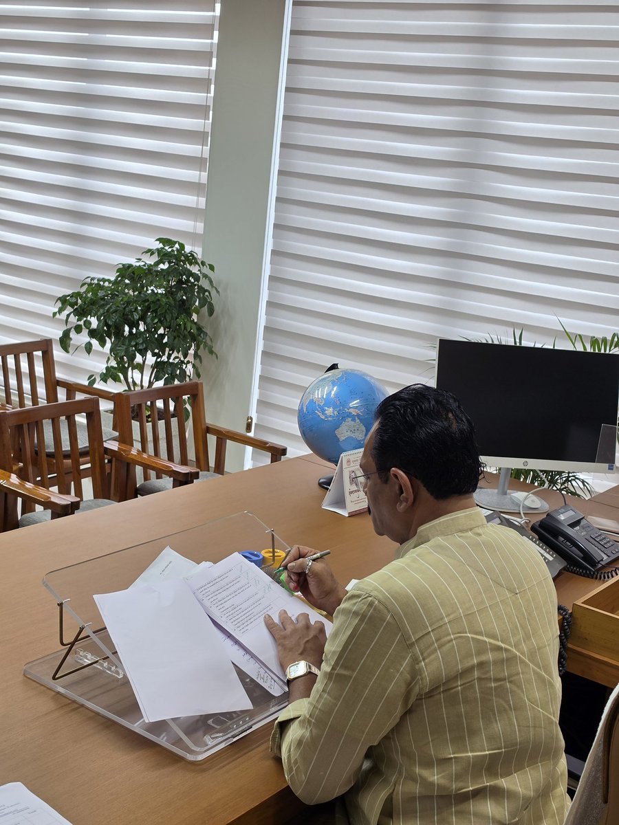 jitu_vaghani's tweet photo. દરેક સવાર એક નવા સંકલ્પ સાથે…

આજે વહેલાસર કાર્યાલય ખાતે પહોંચીને કર્તવ્યભાવ અને દાયિત્વનિષ્ઠા સાથે વિવિધ કામગીરી તેમજ વિભાગીય ફાઈલોની સમીક્ષા કરી.

જનહિતના દરેક કાર્યને વધુ ગતિ મળે, વિકાસની યોજનાઓનો લાભ સમાજના છેવાડાના માનવી સુધી સમયસ�� પહોંચે અને સુશાસન વધુ મજબૂત બને તે માટે સતત કાર્યરત રહેવું એ જ આપણી પ્રથમ પ્રાથમિકતા છે.

માનનીય મુખ્યમ��ત્રી શ્રી ભુપેન્દ્રભાઈ પટેલજીના માર્ગદર્શન અને નેતૃત્વમાં ગુજરાત સરકાર “સેવા, સુશાસન અને વિકાસ”ના સંકલ્પ સાથે અવિરત કાર્ય કરી રહી છે.

જનસેવા જ સર્વોચ્ચ ધ્યેય.