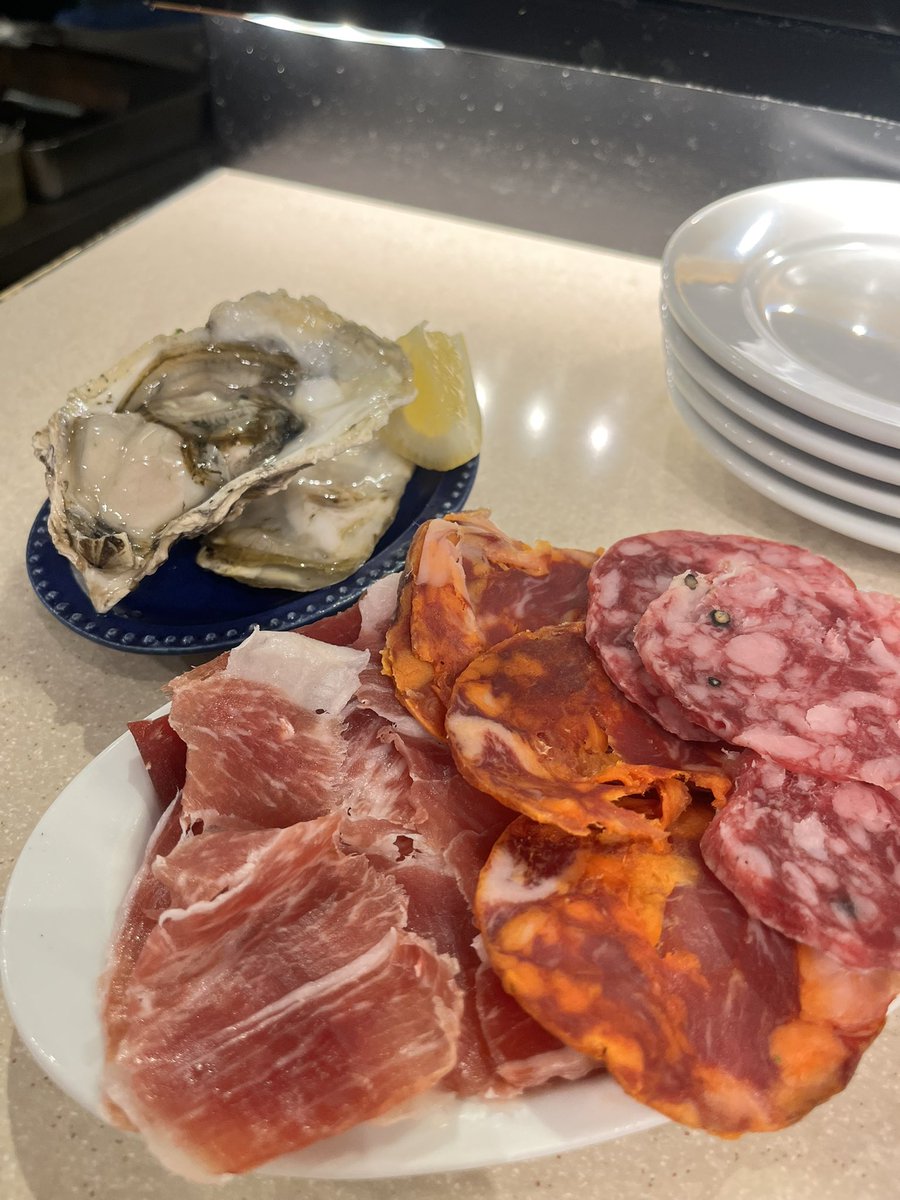 ruu041's tweet photo. さーて🎶1人で昼飲み昼飲み🎶梅田ヨドバシ地下だよーん https://t.co/aFiT3VCKXc