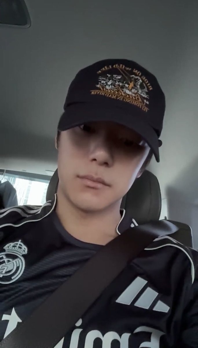 reachingminhyuk's tweet photo. #intinyadeh live minhyuk 260706
- lagi dijalan mau ke dokter gigi buat ambil mouthpiece-nya
- dia bilang kebiasaan ngertak gigi dia gk tiap hari kok, cuma pas tidur kedinginan, kepanasan, abis kelar tampil atau pas jadwal hari itu capek banget
- ngomongin soal giginya : yg paling parah kekikis (karena ngertak gigi) tuh gigi taring dia. pas liat foto jaman dulu gigi taringnya tajam bgt sekarang di dua sisi kekikis rata, untung sejajar kekikisnya 😭😭😭 kata min “kalau cuma satu yg kekikis jadi masalah besar” 
- dokter sebenernya nyaranin botoks rahang, tapi pas konsultasi lagi, gk direkomendasiin dari segi kecantikan soalnya wajah min kan udah tirus gaada lemaknya, jadi cara satu-satunya ya pakai mouthpiece
- ngomongin pil kubis, katanya nanti dia bakal kasih review efeknya abis dia coba
- kemarin rame tuh foto dia dibandara yg kyknya dia motong celana yg dia pakai, tadi dikonfirmasi beneran dipotong sendiri soalnya dia suka bgt celananya jadi yaudah dia potong aja. dia pgn punya celana pendek warna kyk gitu tapi males beli
- skincare routine minhyuk : pakai ampoule sama lotion, gak pake toner pad (ditempelin kalau lagi merah/iritasi aja), gk pergi ke klinik kecantikan
- kata min “kayaknya kulit gue lebih bagus kalau gk dirawat, lebih bagus kalau gk terlalu dipikirin, pake masker aja”
- minhyuk tanning bareng hyungwon di Nice
- ada mbb nanya ntar pas ke festival casscool bakal cobain cass gak? kata dia “ya ntar dicoba seteguk lah”
- tadi dia banyak bacain komentar mbb terus dia jawab