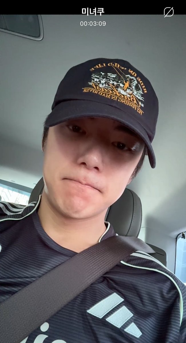 reachingminhyuk's tweet photo. #intinyadeh live minhyuk 260706
- lagi dijalan mau ke dokter gigi buat ambil mouthpiece-nya
- dia bilang kebiasaan ngertak gigi dia gk tiap hari kok, cuma pas tidur kedinginan, kepanasan, abis kelar tampil atau pas jadwal hari itu capek banget
- ngomongin soal giginya : yg paling parah kekikis (karena ngertak gigi) tuh gigi taring dia. pas liat foto jaman dulu gigi taringnya tajam bgt sekarang di dua sisi kekikis rata, untung sejajar kekikisnya 😭😭😭 kata min “kalau cuma satu yg kekikis jadi masalah besar” 
- dokter sebenernya nyaranin botoks rahang, tapi pas konsultasi lagi, gk direkomendasiin dari segi kecantikan soalnya wajah min kan udah tirus gaada lemaknya, jadi cara satu-satunya ya pakai mouthpiece
- ngomongin pil kubis, katanya nanti dia bakal kasih review efeknya abis dia coba
- kemarin rame tuh foto dia dibandara yg kyknya dia motong celana yg dia pakai, tadi dikonfirmasi beneran dipotong sendiri soalnya dia suka bgt celananya jadi yaudah dia potong aja. dia pgn punya celana pendek warna kyk gitu tapi males beli
- skincare routine minhyuk : pakai ampoule sama lotion, gak pake toner pad (ditempelin kalau lagi merah/iritasi aja), gk pergi ke klinik kecantikan
- kata min “kayaknya kulit gue lebih bagus kalau gk dirawat, lebih bagus kalau gk terlalu dipikirin, pake masker aja”
- minhyuk tanning bareng hyungwon di Nice
- ada mbb nanya ntar pas ke festival casscool bakal cobain cass gak? kata dia “ya ntar dicoba seteguk lah”
- tadi dia banyak bacain komentar mbb terus dia jawab