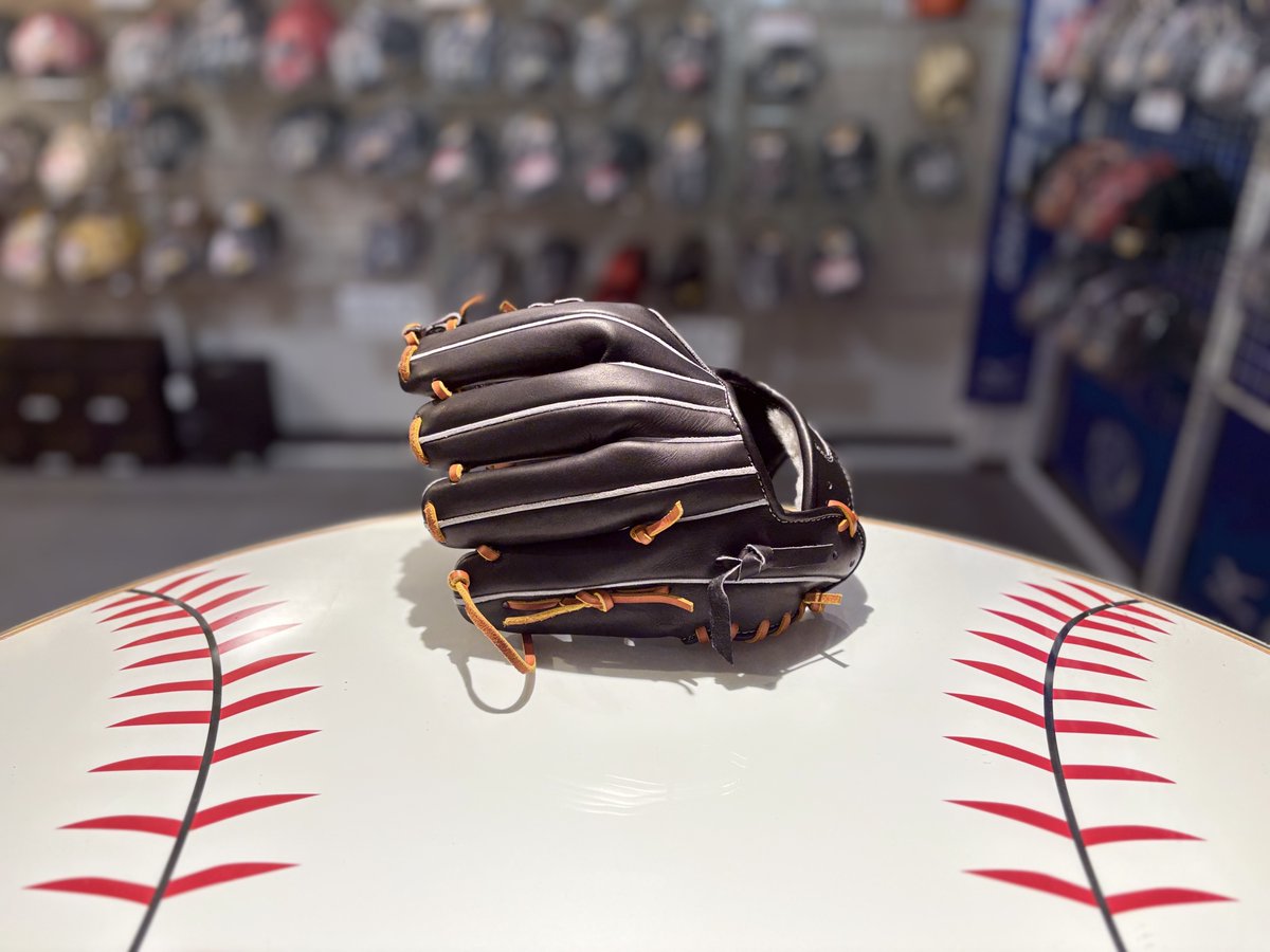 _baseballselect's tweet photo. 店頭在庫品の限定026型を小指2本入れ(コユニ)で型付けしました！

小指2本入れにすると、薬指・小指を1本のように使え、握る力が入りやすい。

小指2本入れで使用しているプロ野球選手の使い方を参考にウェブを内側に折り、ボールが上から抜けないようにしています。

中学生・高校生にオススメです♪ https://t.co/FGCILedWph